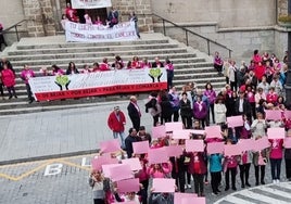 Imagen del gran lazo humano hecho en la Plaza Mayor de Béjar para apoyar la lucha contra el cáncer de mama