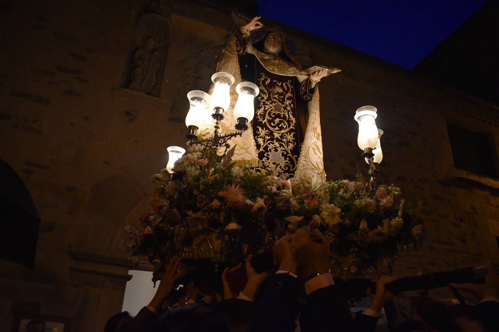 Alba de Tormes dice adiós a Santa Teresa bajo la lluvia