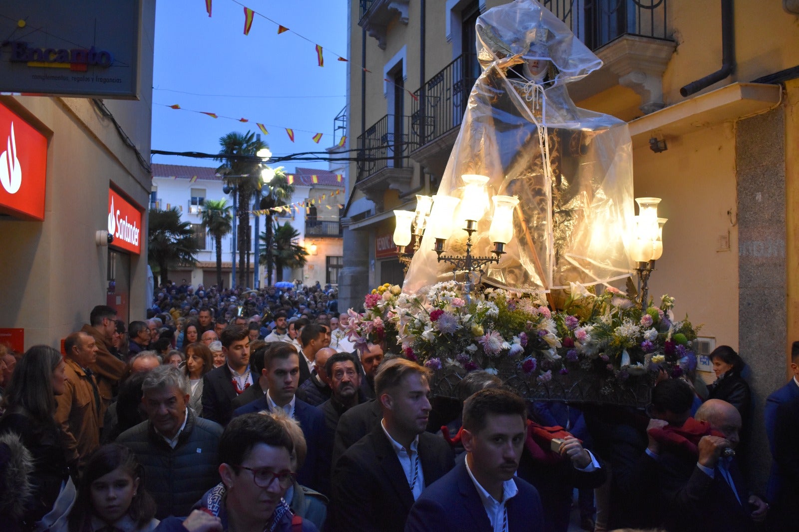 Alba de Tormes dice adiós a Santa Teresa bajo la lluvia