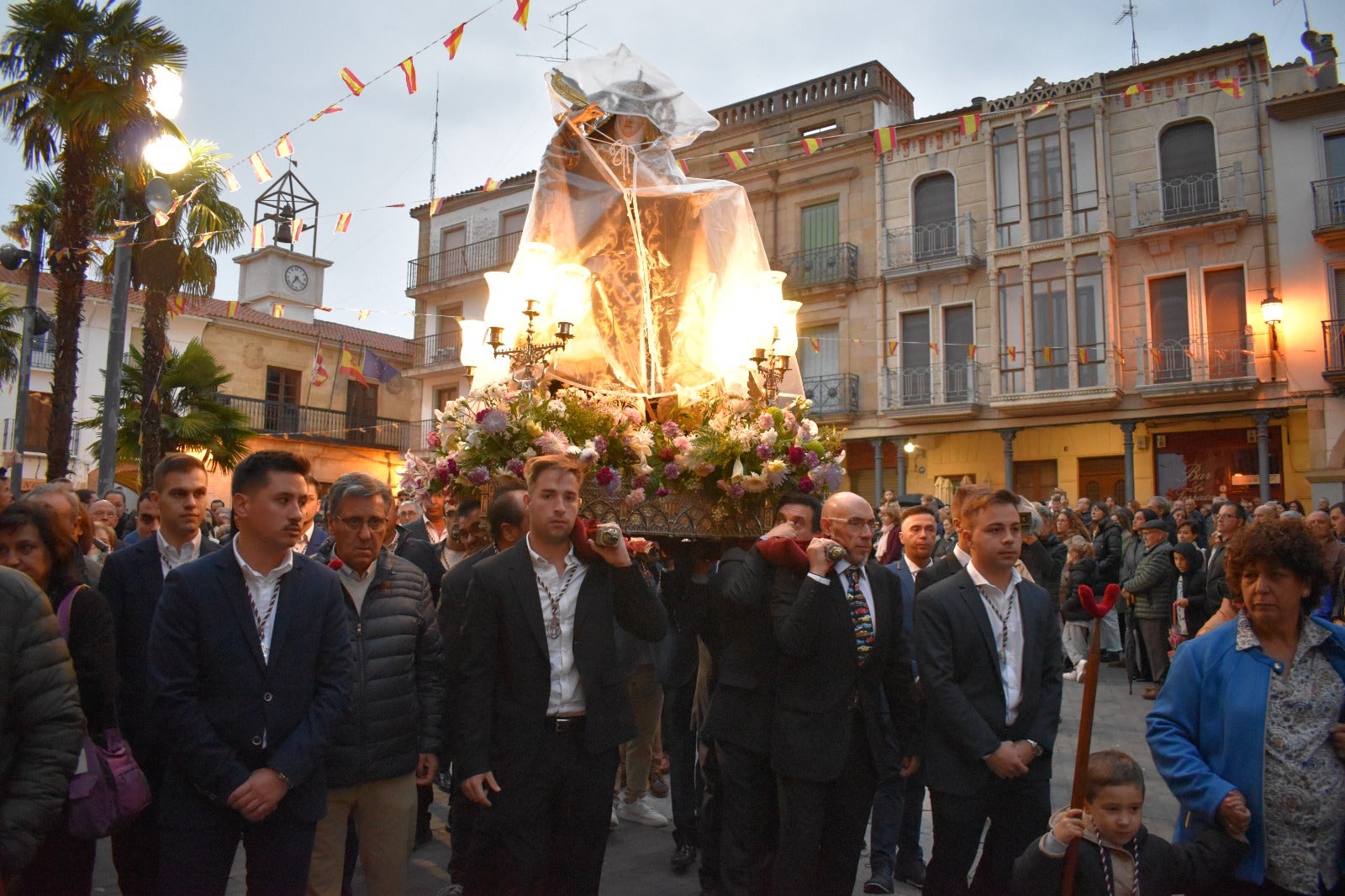 Alba de Tormes dice adiós a Santa Teresa bajo la lluvia