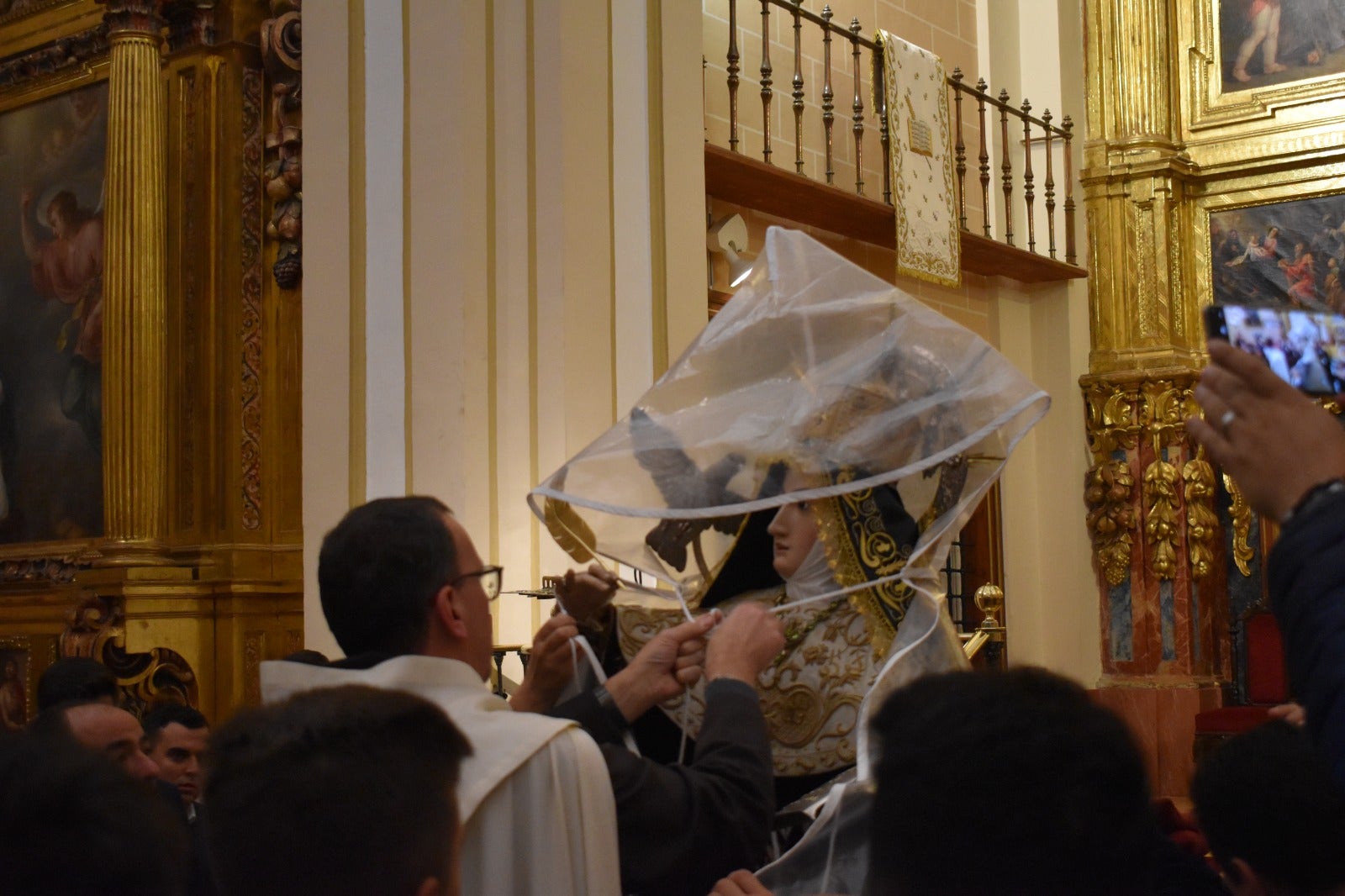 Alba de Tormes dice adiós a Santa Teresa bajo la lluvia