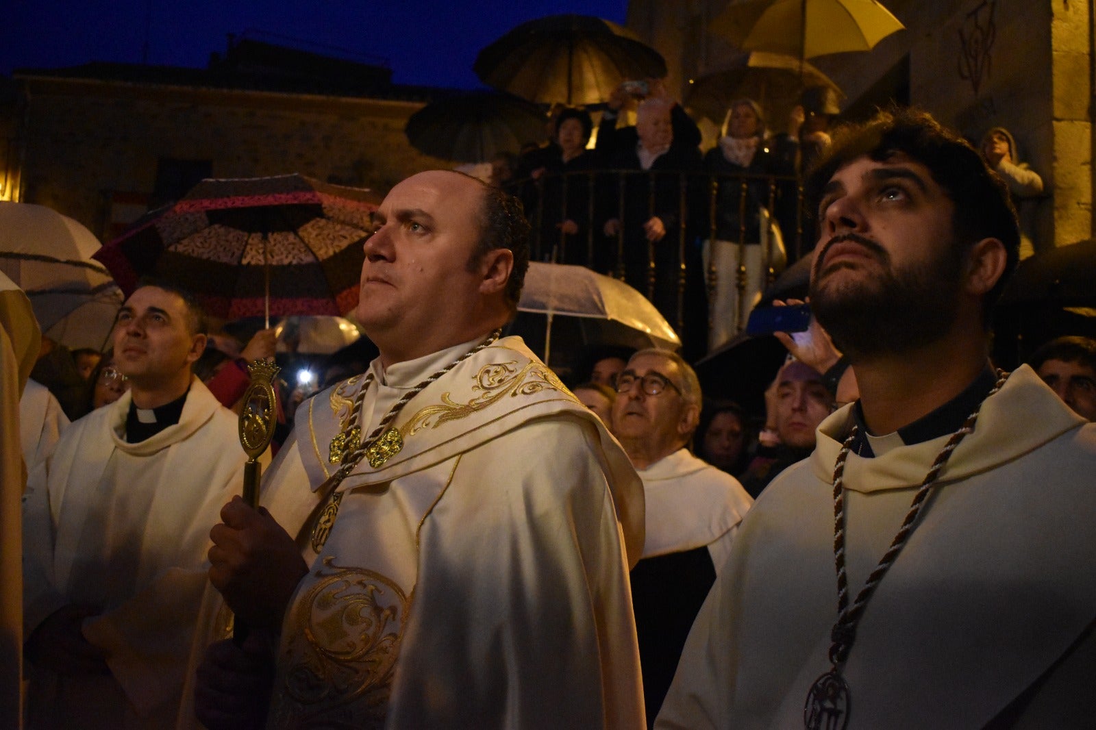 Alba de Tormes dice adiós a Santa Teresa bajo la lluvia