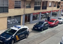 Agentes de la Policía Nacional junto al vehículo afectado.