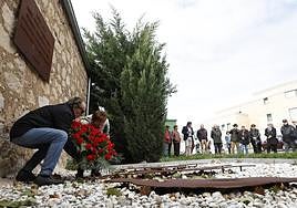 Minuto de silencio mientras se realiza la ofrenda floral en el Cementerio de Juan Carlos