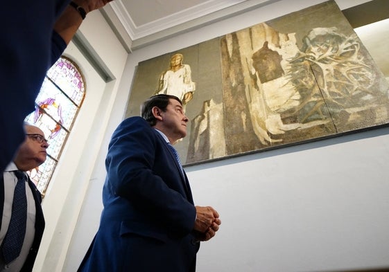 Alfonso Fernández Mañueco y Alejandro Vázquez contemplan el mural