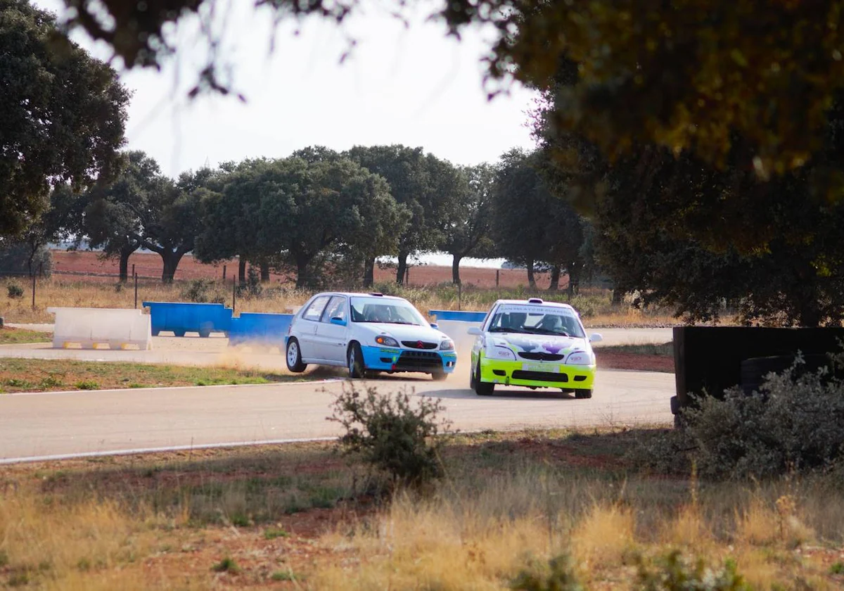 Distintos vehículos rodando en el trazado del circuito Quercus Vega.