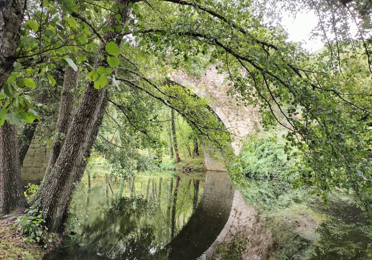 Imagen del puente medieval de Montemayor del Río sobre el río Cuerpo de Hombre