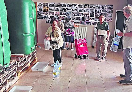 Depósitos de agua de la Diputación de Salamanca en el teatro municipal de Villoria.