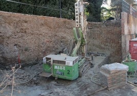 La obra y el tramo de muralla medieval que ha aparecido en El Espolón de Alba de Tormes.