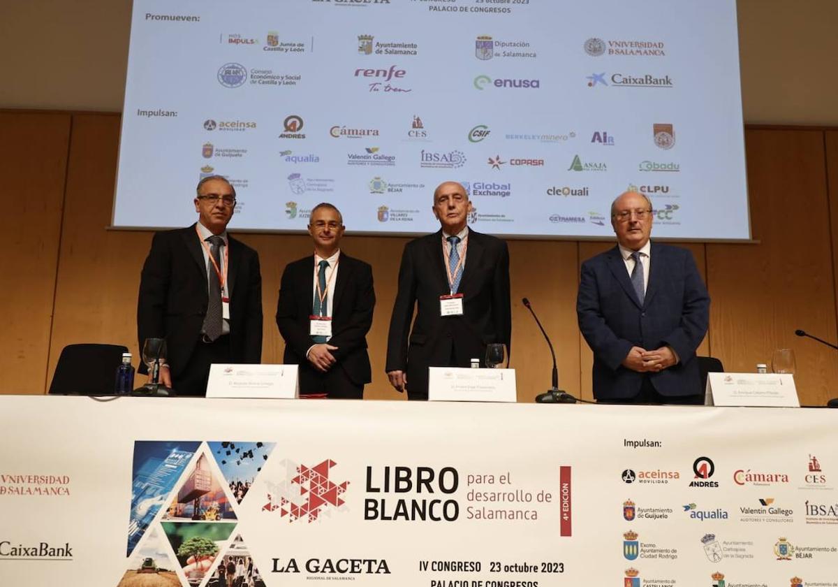 Julián Ballestero, director de LA GACETA, Ricardo Rivero, rector de la Universidad, Pedro Díaz, presidente de GRUPOSA y Enrique Cabero presidente del Consejo Económico y Social de Castilla y León, en el Palacio de Congresos.