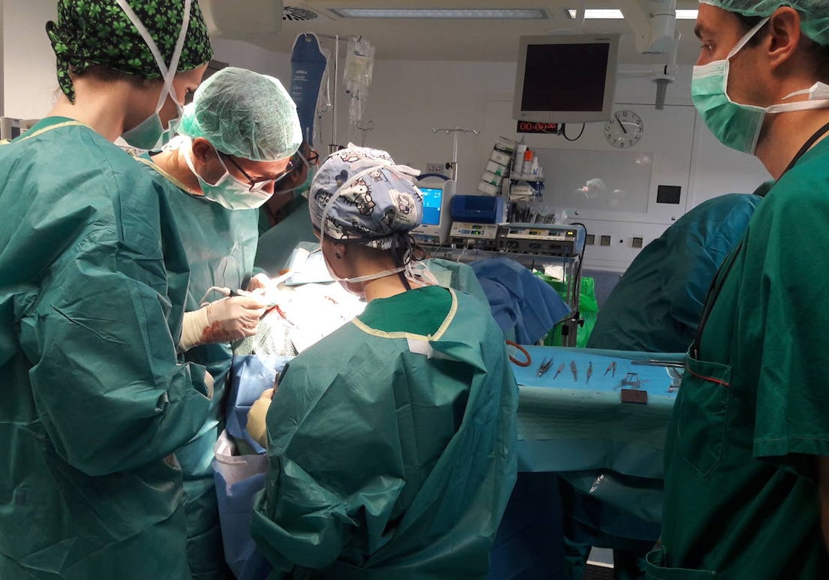 Profesionales de Neurocirugía del Hospital de Salamanca durante una intervención.