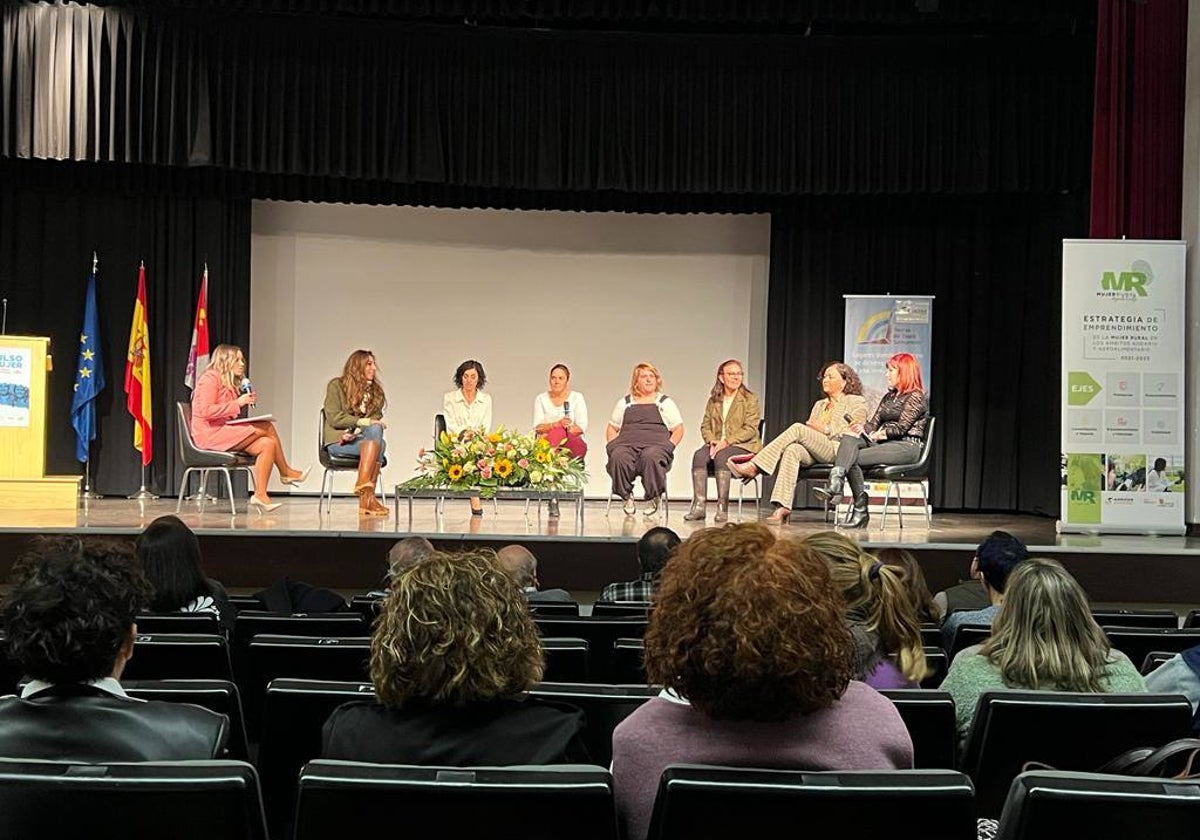 Mesa redonda en la jornada de Encuentro de la Mujer en el Oeste Salmantino.