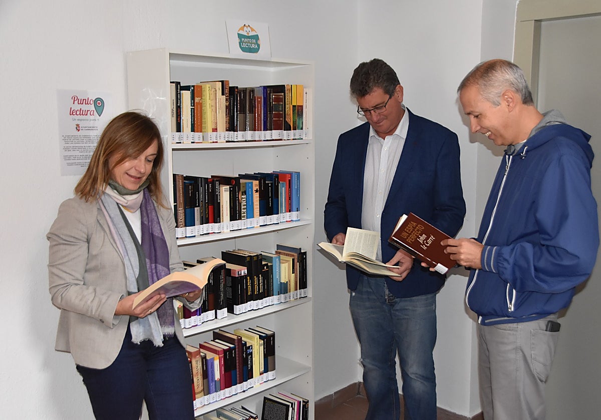 La edil María José Granero, el regidor Claudio del Río y Javier Alonso.