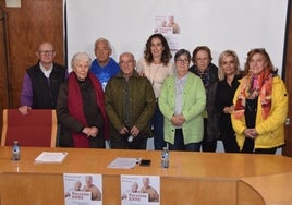 La concejala de Educación, Soraya San Juan, junto a la directora del taller y varios mayores de Aldeatejada