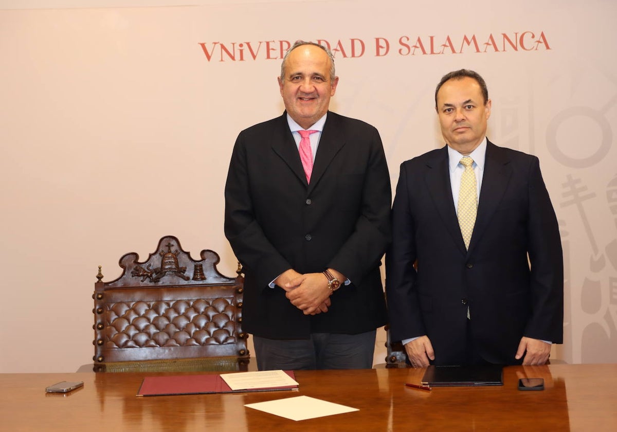 Firma del convenio entre las dos universidades.