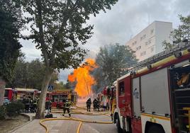 Los bomberos sofocando las llamas.