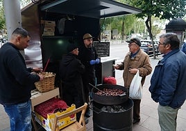 Felipe Pérez, atiende a sus clientes este martes en el paseo de la Estación.