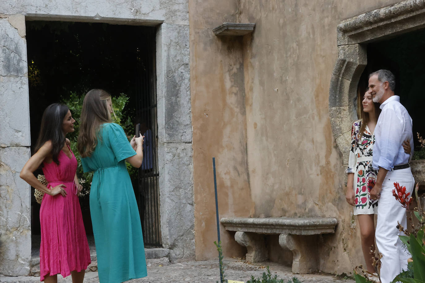 Fotografía de archivo de la Princesa Leonor junto a su familia durante la visita a los Jardines de Alfabia el 31 de julio de 2023