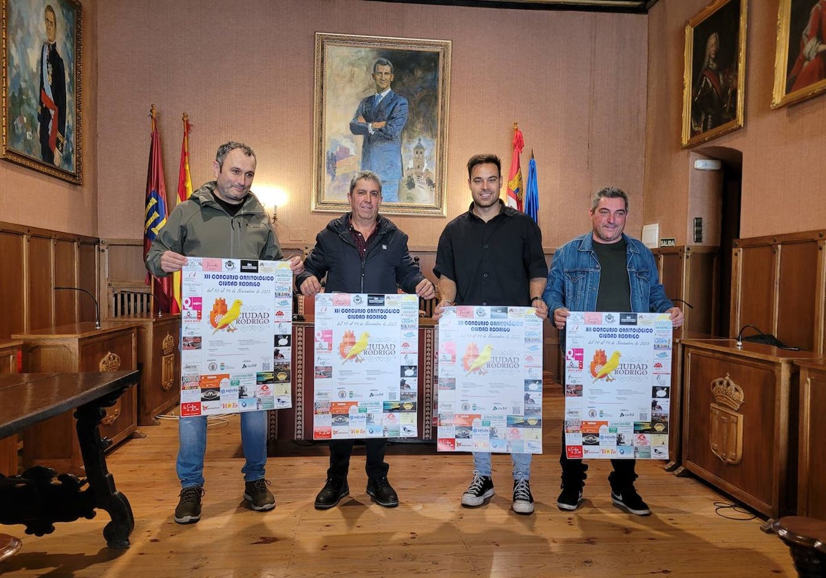 Ayuntamiento y asociación en la presentación del XII Concurso Ornitológico de Ciudad Rodrigo.