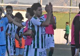 Jesús Manuel Cedenilla (dorsal 12) saluda al público del Municipal Luis Ramos al finalizar el encuentro frente al Coruxo.