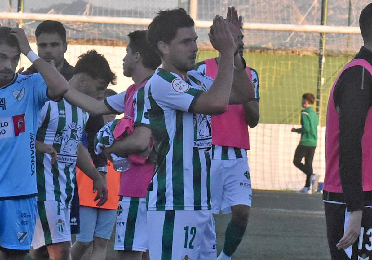 Jesús Manuel Cedenilla (dorsal 12) saluda al público del Municipal Luis Ramos al finalizar el encuentro frente al Coruxo.