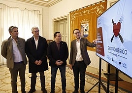 Gonzalo Sendín, Francisco García, Jorge Moro y Ángel Fernández Silva, ante le cartel de la Gastroibérico Week.