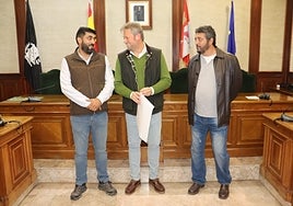 Los organizadores Pedro Sánchez Martín-Mateos y José Antonio López, con el concejal de Comercio, Jonathan Sánchez, ayer en el Ayuntamiento de Béjar.
