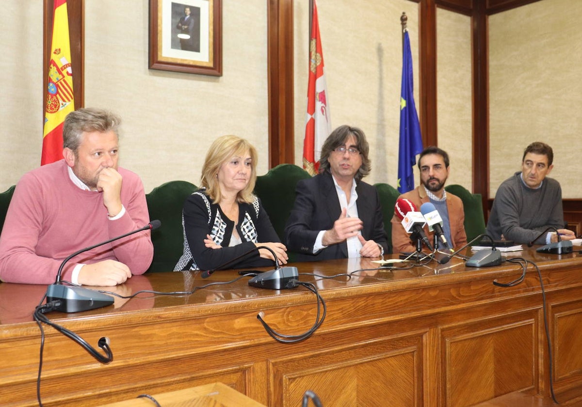 Jonatan Sánchez, Purificación Pozo, Luis Francisco Martín, Javier Hernández y Rubén Martín, en el salón de plenos para anunciar la medida.