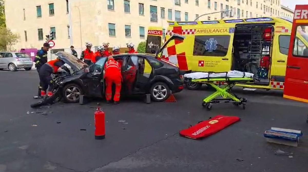 Una mujer atrapada en su coche tras un violento accidente en la calle Valles Mineros