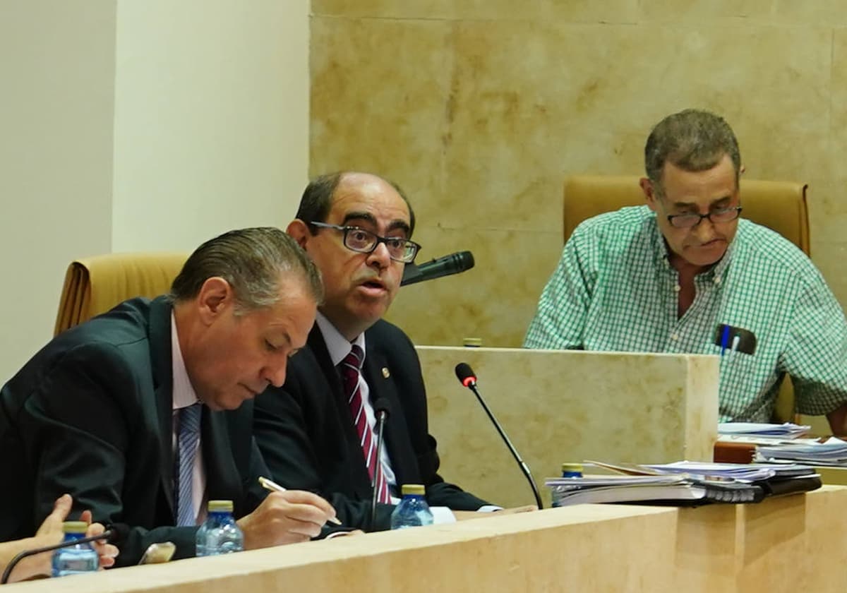 El concejal de Hacienda, Fernando Rodríguez, interviene durante un pleno.