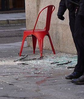 Imagen secundaria 2 - Los bomberos tuvieron que romper el cristal para rescatar al trabajador herido.
