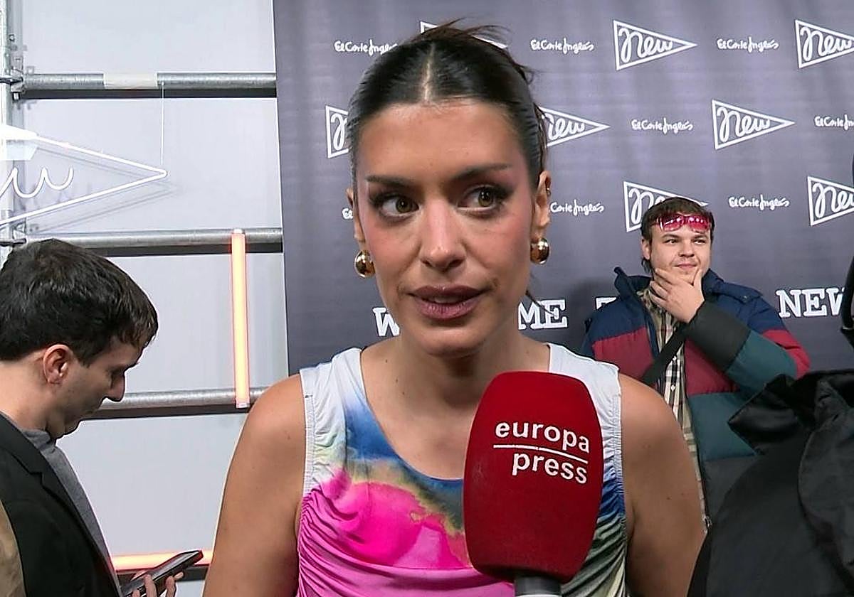 Dulcieda, atendiendo a los medios de comunicación.