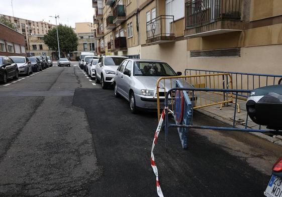 Calzada parcheada en la calle Fresno del barrio Garrido.