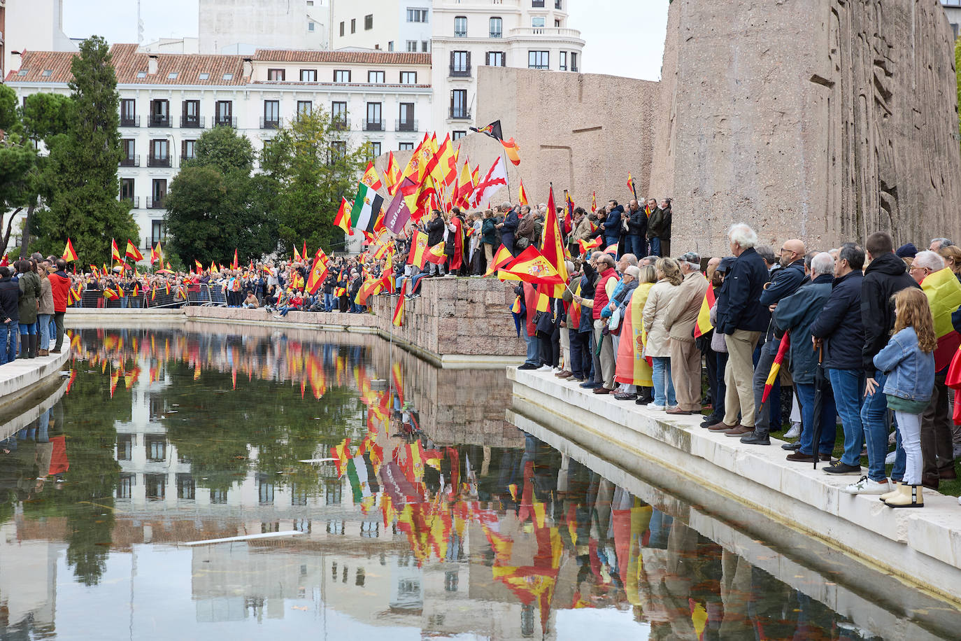 Más de 100.000 personas protestan contra la amnistía en Colón: &quot;¡Sánchez traidor!&quot;