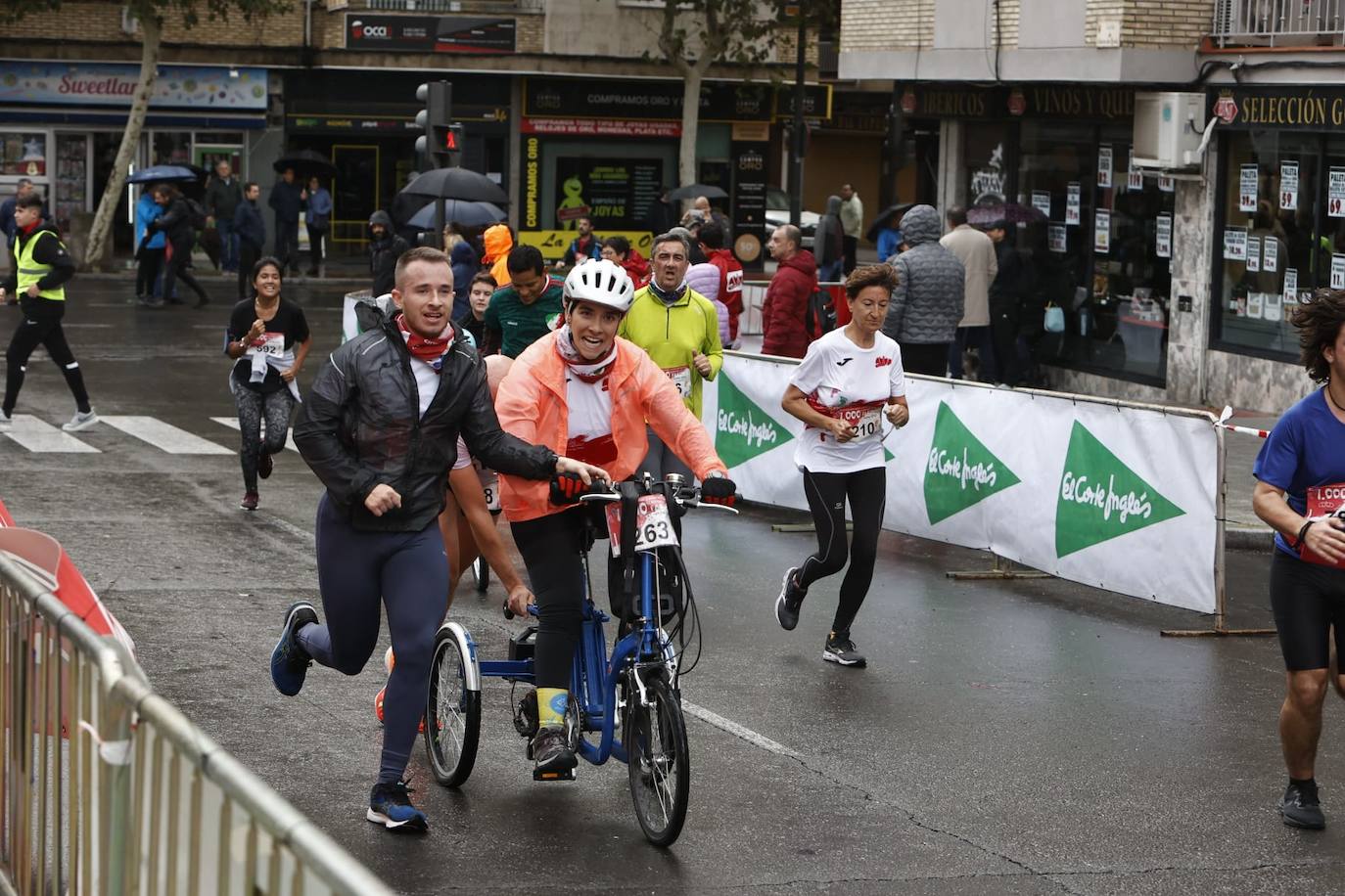 Salamanca llena sus calles con un nuevo éxito de la Carrera de los Mil Pasos