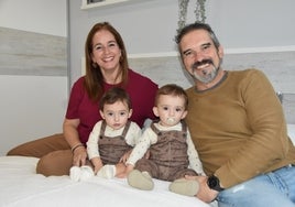 MIriam y David, junto a sus hijos de un año, Asier y Álvaro.