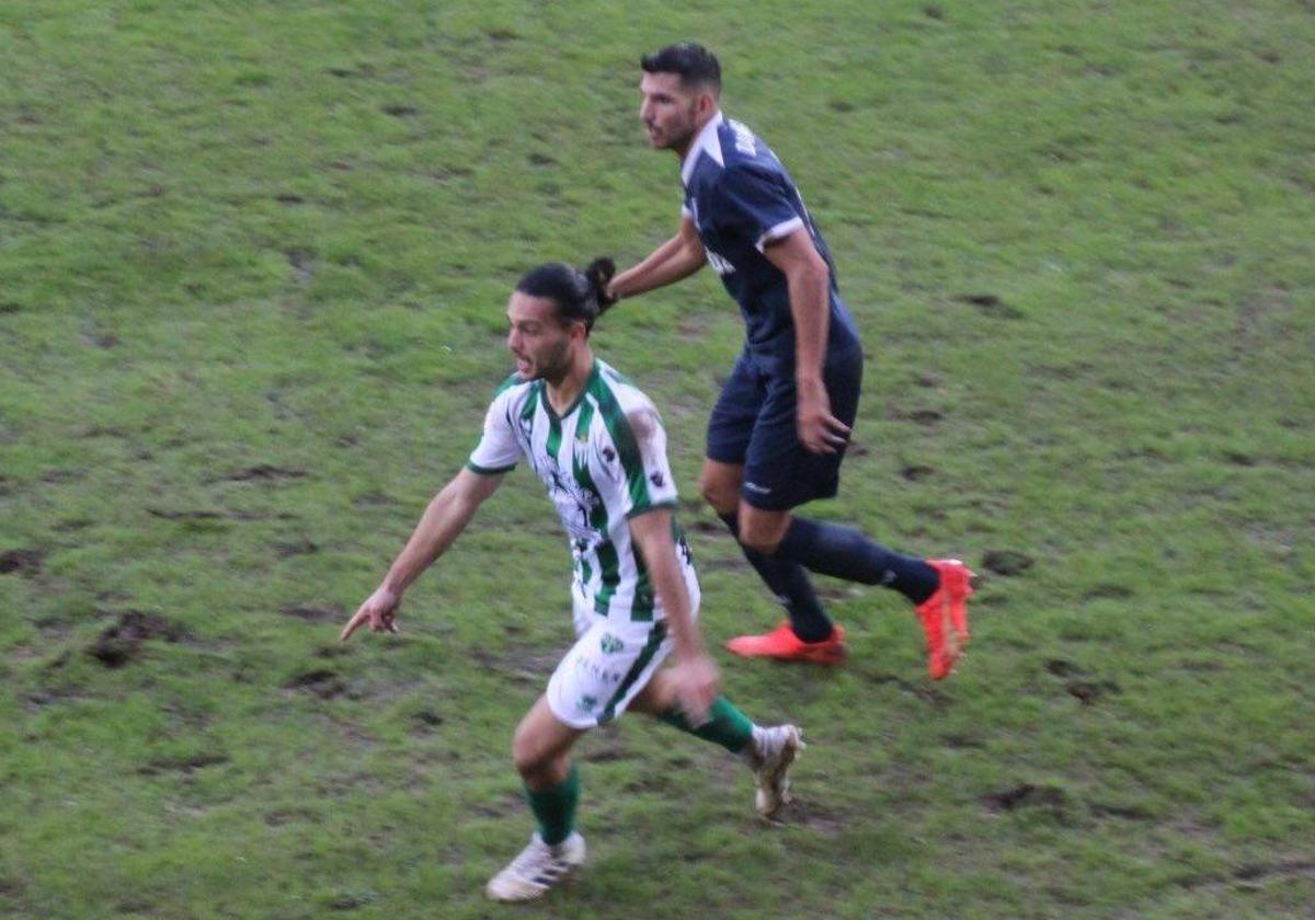 Willy trata de recibir un balón sobre un césped de Miramar tremendamente blando y embarrado.