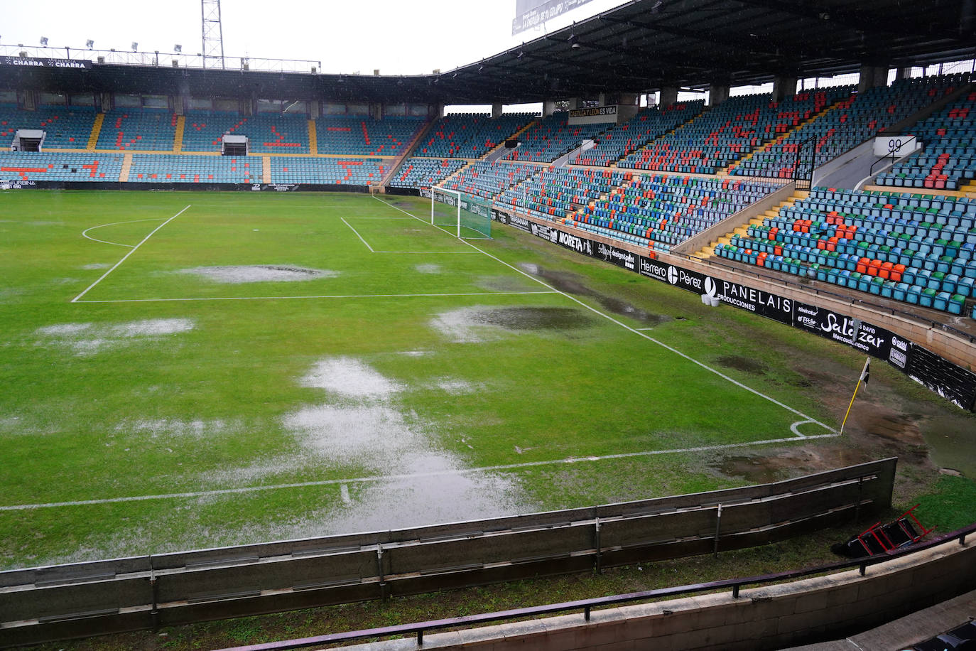 Así estaba El Helmántico cuando se suspendió el Salamanca UDS - Cristo Atlético