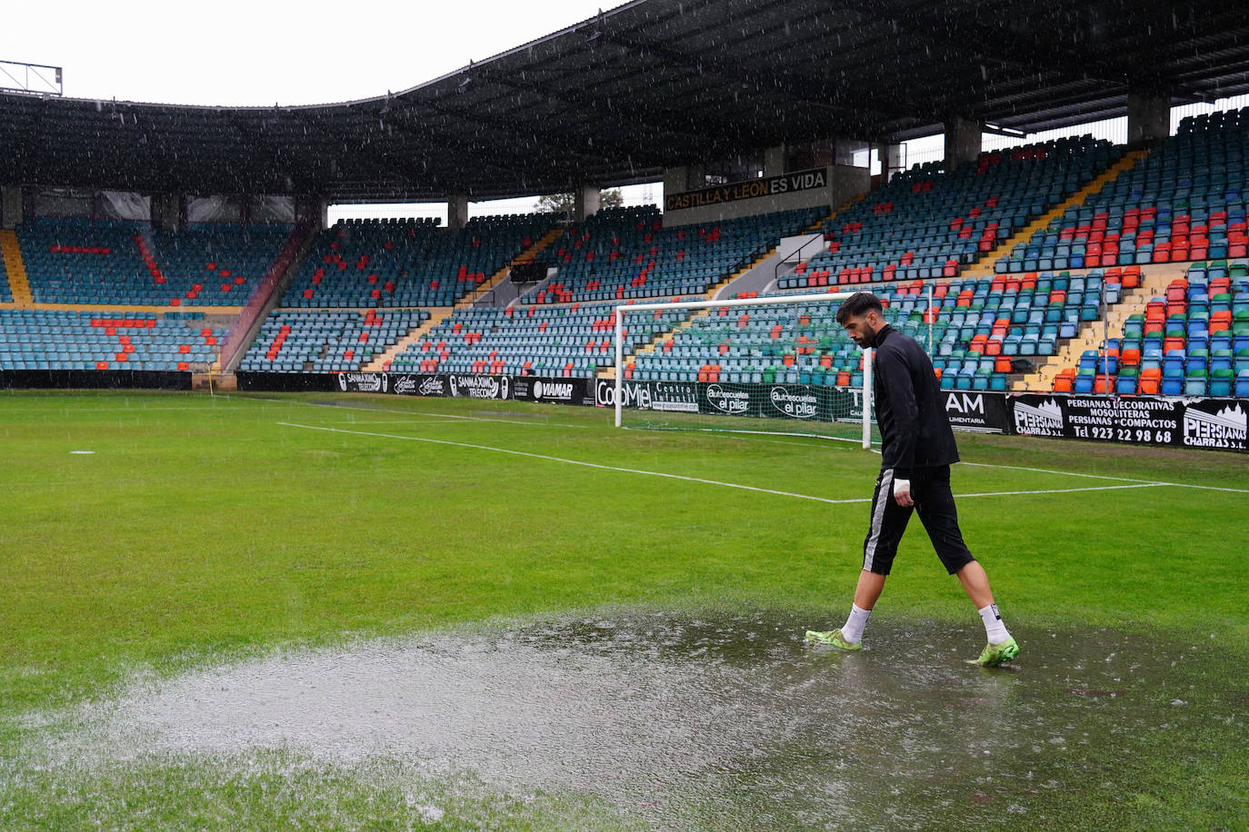 Así estaba El Helmántico cuando se suspendió el Salamanca UDS - Cristo Atlético