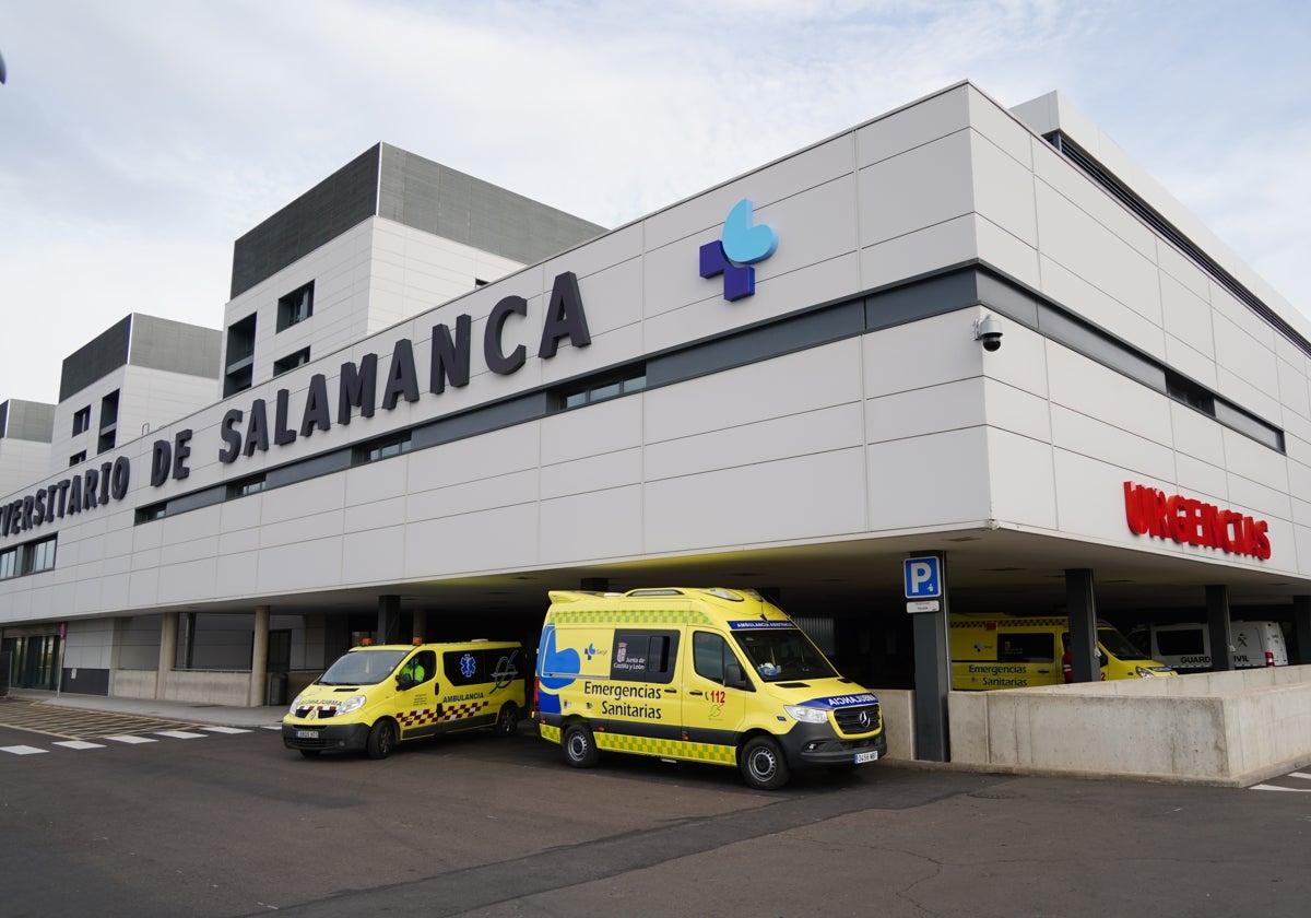 Ambulancias de Emergencias Sanitarias en el Hospital de Salamanca.