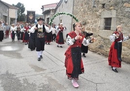 Imagen de Elena García ataviada con el traje típico en la bajada del Cristo de Valvanera en Sorihuela.