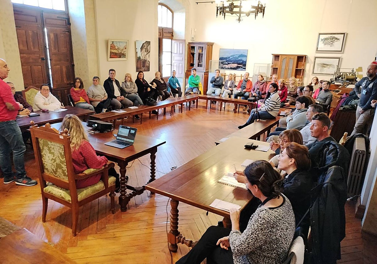 Momento de la jornada celebrada este lunes en el salón de plenos del Ayuntamiento de Candelario.