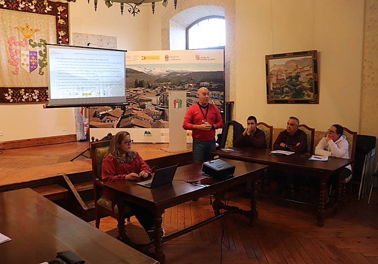 Imagen principal - Los responsables e integrantes de la acción de formación y empleo que se desarrolla en Candelario abrieron la jornada.
