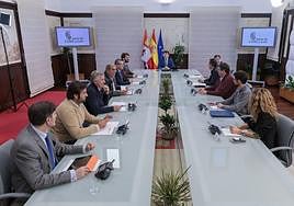 Imagen de la reunión entre ganaderos y miembros de la Junta.