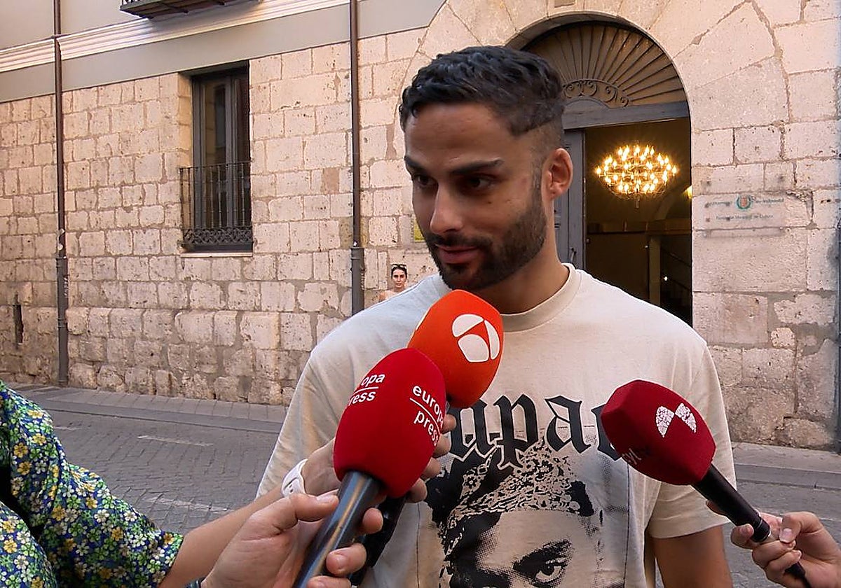 El bombero Lucas Burgueño atendiendo a los medios de comunicación.