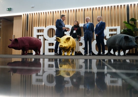 Autoridades en la inauguración del Foro del Ibérico.