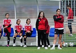 Alba de Arriba González (con manos en los bolsillos), que actualmente se encuentra en el curso de entrenadores, durante el partido entre el Salamanca FF B y el Carbajosa B.