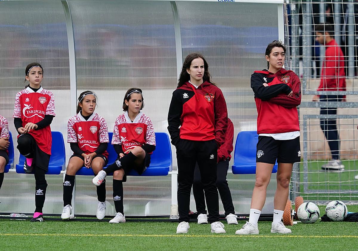 Alba de Arriba González (con manos en los bolsillos), que actualmente se encuentra en el curso de entrenadores, durante el partido entre el Salamanca FF B y el Carbajosa B.