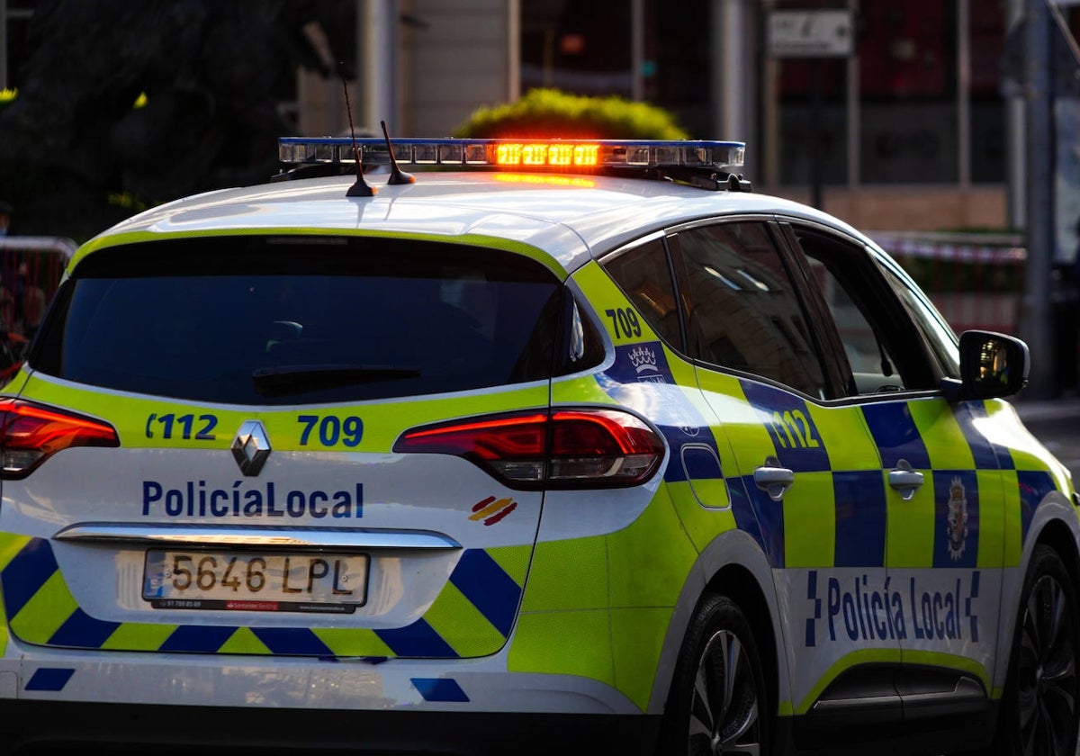 La Policía local interceptó al conductor en la calle Calzada de Medina.