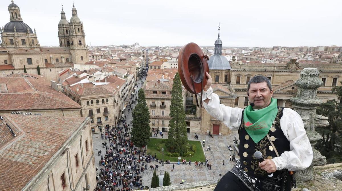 'El Mariquelo' vuelve a ascender a la Catedral para mostrar su apoyo a los enfermos de Parkinson y ELA